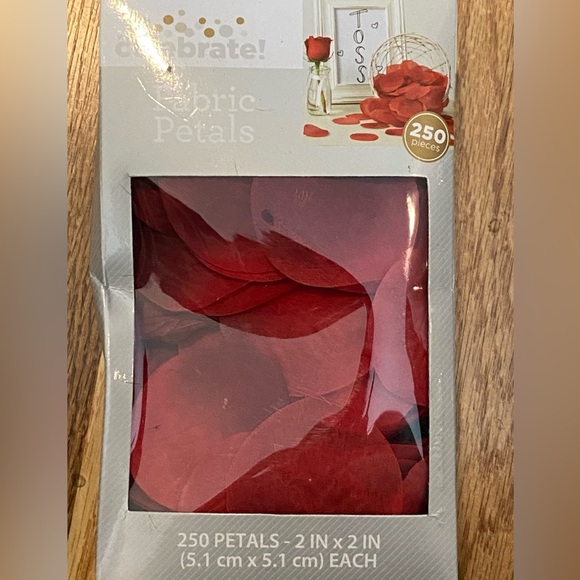 Red Fabric Rose Petals 250 Pieces New - Picture 2 of 6